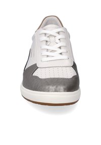 Białe skórzane sneakersy z szarymi metalicznymi akcentami, perforowanym językiem, płaskimi białymi sznurowadłami i jasną gumową podeszwą. Prosty design z minimalną ilością detali.