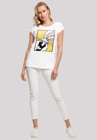 F4NT4STIC LOONEY TUNES BUGS BUNNY LAUGHING - T-shirts med print - white