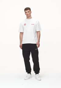 Pegador GORDAN OVERSIZED TEE - Tricou cu imprimeu - white