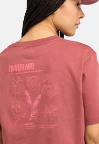 Timberland GRAPHIC SHORT-SLEEVE TEE - Triko s potiskem - apple butter