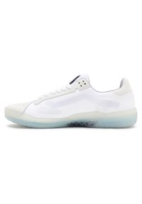 Zapatillas blancas con una parte superior texturizada, que incluyen paneles de malla, una puntera suave, cordones blancos y una suela translucida azul clara.