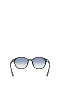 Occhiali da sole in plastica nera con montatura rettangolare, lenti blu sfumate e design elegante delle aste. Presentano un discreto dettaglio del logo sulla gamba.