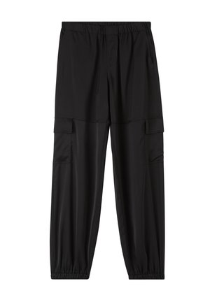 Pantaloni cargo neri con vita elastica, due tasche laterali e tessuto leggero e morbido. Fondo gamba affusolato con polsini elastici.