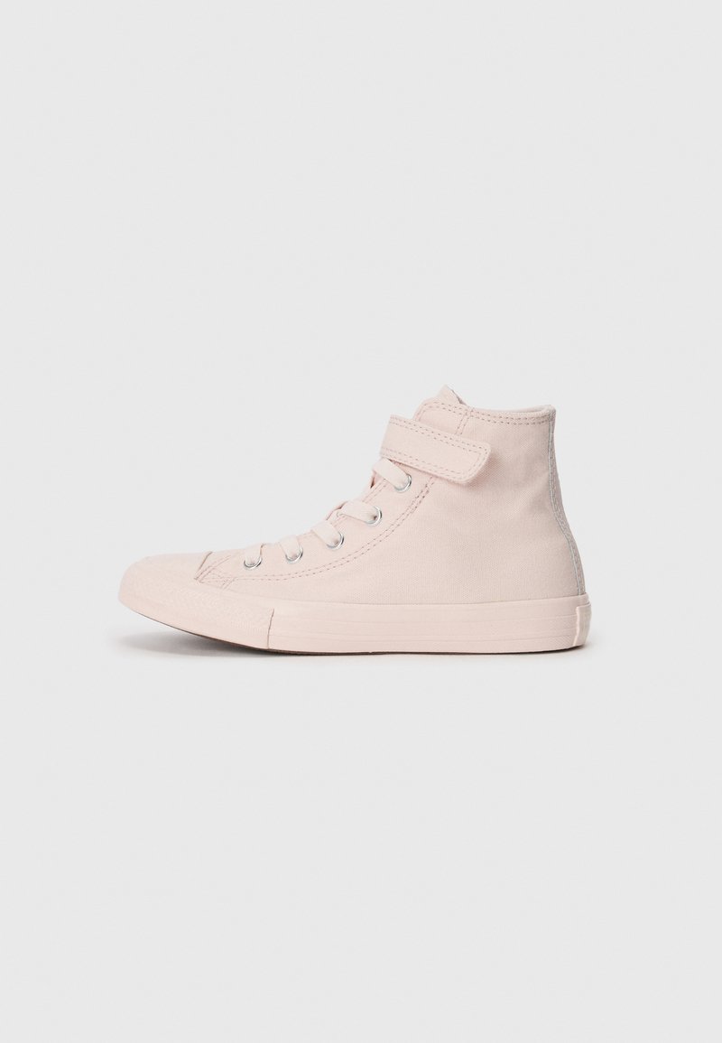 Lys rosa lærkanvas høy-top sneakers med snøring og borrelås, gummitåhette og strukturert finish.
