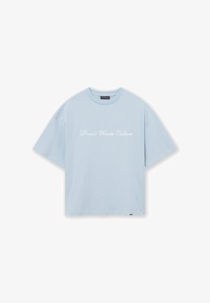 Lyseblå bomulds t-shirt med korte ærmer og rund hals. Har hvid tekst, der siger "Don't Waste Culture" i kursiv skrifttype.