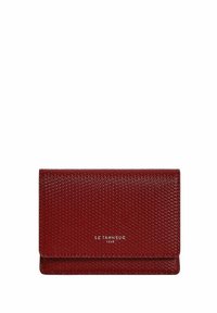Portefeuille texturé rouge avec une finition lisse, doté d'un design pliable et du nom de marque en relief. Forme compacte et rectangulaire.