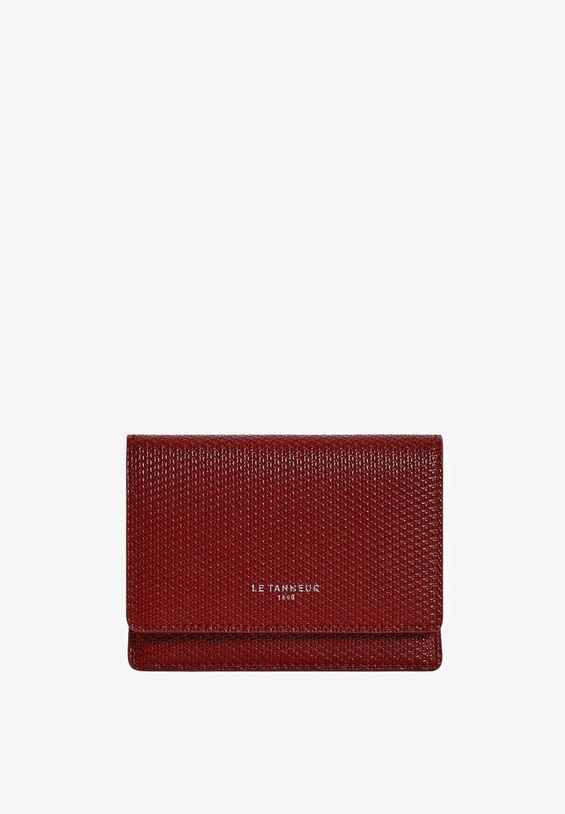Cartera roja con textura y acabado suave, que presenta un diseño de solapa y un nombre de marca en relieve. Forma compacta y rectangular.