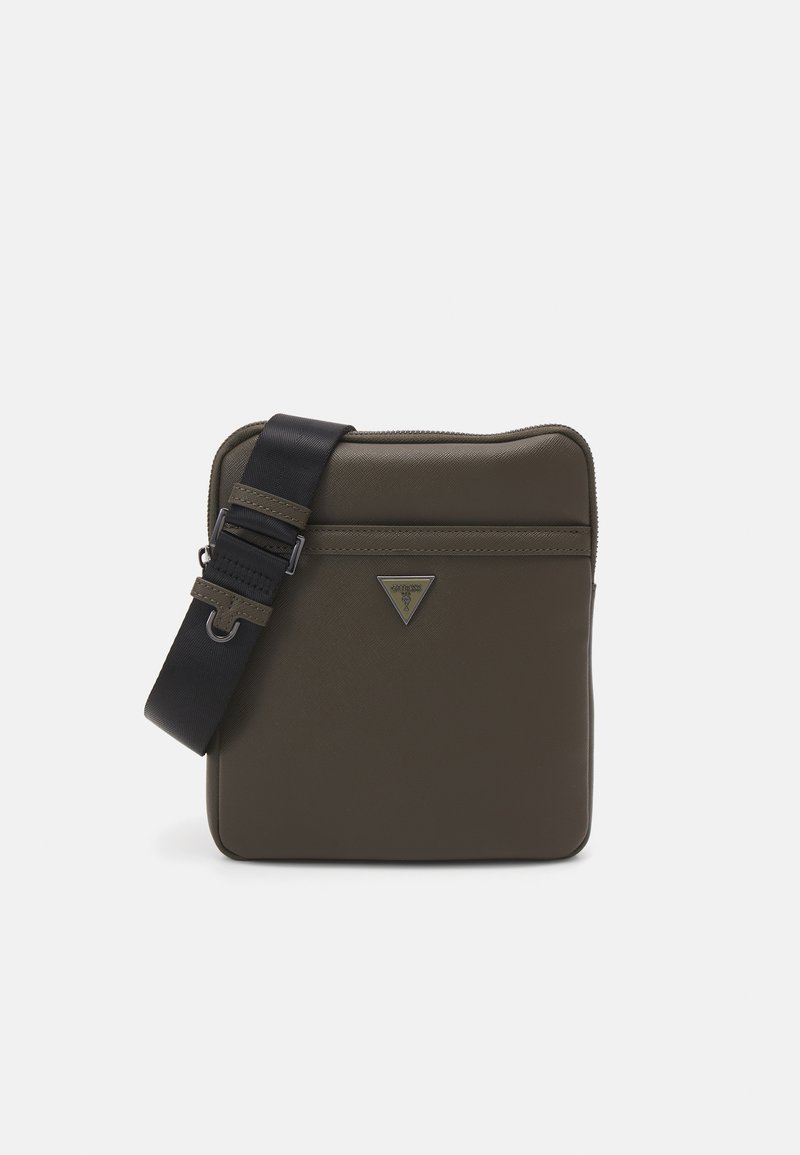 Sac bandoulière vert olive en matériau texturé, avec une fermeture éclair, une sangle noire réglable et un petit logo à l'avant.