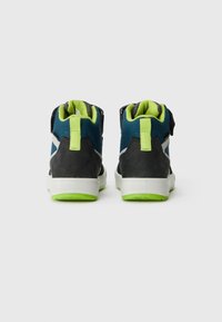 Para niebiesko-czarnych wysokich sneakerów z neonowozielonym wnętrzem i pętelkami, przedstawionych z tyłu na jednolitym białym tle.