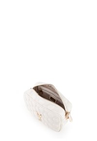 Borsa a tracolla bianca trapuntata con hardware dorato, chiusura con zip e motivo goffrato sottile. L'interno è dotato di foderatura beige con tasche.