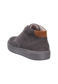 Botín de ante gris con un acento marrón en el talón, diseño de cordones y suela de goma texturizada. Presenta un acabado suave y puntera redondeada.
