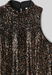 Haut sans manches noir avec un col montant, orné de sequins métalliques aux motifs dorés, argentés et cuivrés. Texture de tissu lisse.