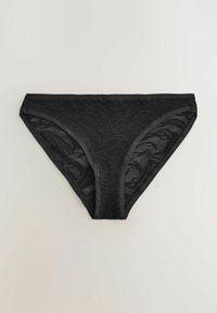 Perizoma nero in pizzo con motivo floreale, dotato di una cintura liscia e lati trasparenti, tessuto leggero e design a copertura totale.