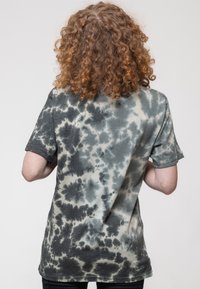 Paradiso Clothing QUEEN KILLER QUEEN DIP DYE WASH - Print T-shirt - grey