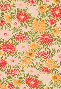 Blommigt tyg med orange, röda och rosa blommor på en ljusgul bakgrund, med gröna blad och intrikata detaljer.