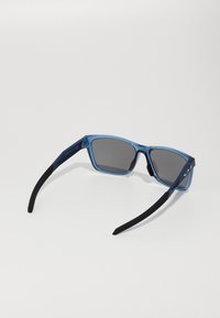 Ochelari de soare din plastic de culoare albastru deschis, cu lentile gri. Formă pătrată, cu brațe negre. fără modele sau accesorii vizibile.