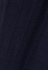 Tessuto a maglia blu navy con un motivo testurizzato, caratterizzato da costine orizzontali e verticali. Aspetto morbido con una finissima trama.