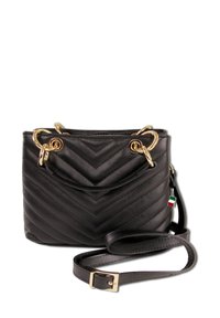 Zwarte gewatteerde leren handtas met gouden kettinghandvatten, verstelbare leren schouderriem en een kleine Italiaanse vlag charm op een witte achtergrond.