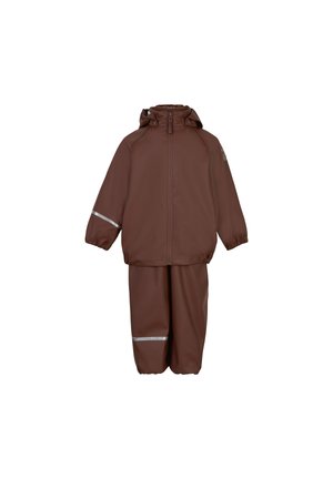 Bruin waterdichte tweedelige regenpak met een capuchon, elastische manchetten en reflecterende accenten op de mouwen en broek. Glad, gestructureerd stof.