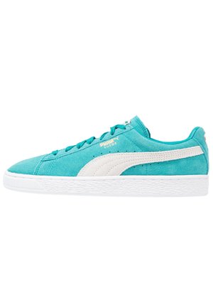 Turquoise suède sneakers met witte accenten, voorzien van een gestructureerde rubberen zool, ronde neus en platte veters. Eenvoudig en klassiek ontwerp.