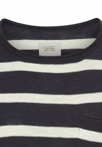 Crewneck-T-Shirt in Marineblau mit dicken weißen horizontalen Streifen, ausgestattet mit einer kleinen Brusttasche und einem Markenetikett im Ausschnitt.