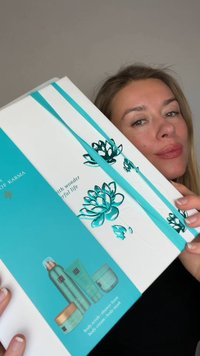 Gaveeske med turkis og hvitt design. Preget blomsterdekor og båndaksenter. Produktene inkluderer kroppsskrubb, skum, krem og maske.