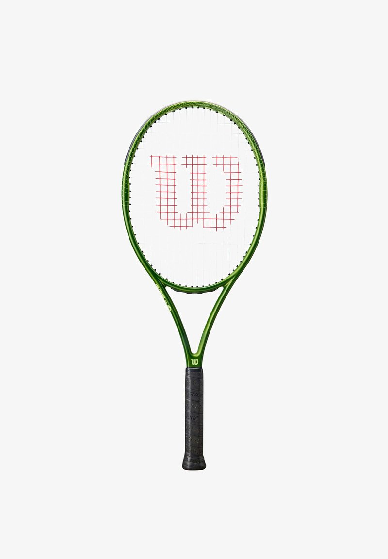 Raquette de tennis Wilson verte avec poignée noire et logo rouge "W" sur la tête cordée blanche.