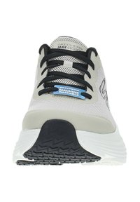 Sneakers Skechers Max Cushion w kolorze szarym i białym, z oddychającą siateczką, mocnymi sznurowadłami i teksturowaną gumową podeszwą. Zawiera etykietę z informacją o możliwości prania w pralce.