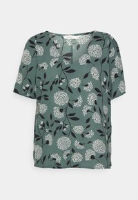 Blusa verde de manga curta com um padrão floral em branco e preto. Design em V com um corte solto e textura suave.