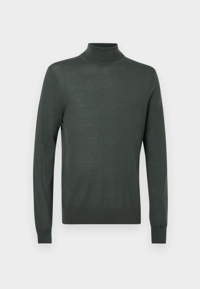 Temnozeleni pulover z rolko, izdelan iz mehkega, lahkega materiala. Ima dolge rokave in prilegajoč dizajn z rebrastimi detajli na manšetah in ovratniku.