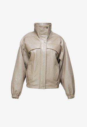 Beige leren jack met hoge kraag, drukknoopsluiting, elastische manchetten en twee zakken aan de voorkant, afgebeeld op een effen witte achtergrond.