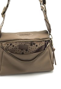 Braune Leder-Crossbody-Tasche mit strukturierten Oberflächen, ausgestattet mit einem Reißverschlussfach und einem mit Sternenmuster gefütterten Innenraum. Verstellbarer Tragegurt ist enthalten.