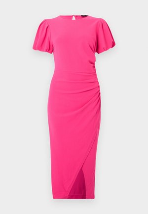 Rochie midi roz cu mâneci bufante, decolteu rotund, detaliu plisat pe lateral și fentană frontală pe fundal alb.