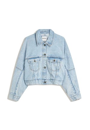 Ljusblå kort denimjacka med två bröstfickor, knäppning framtill och spetsig krage. Har synliga sömmar och en avslappnad passform.