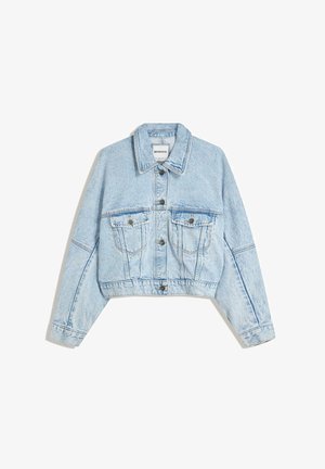 Világoskék cropped farmerdzseki, két mellzsebbel, gombos záródással és hegyes gallérral. Kiemelkedő varrásokkal és laza szabással rendelkezik.