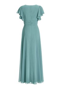 Robe longue bleu clair avec manches flottantes, taille froncée et fermeture éclair dans le dos, présentée sur fond blanc.