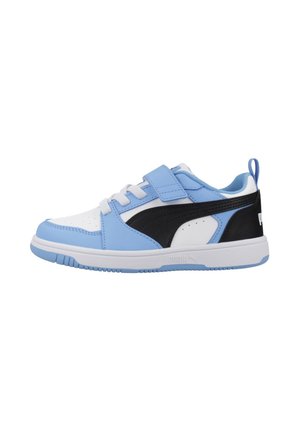Sneaker basse in bianco, azzurro e nero con chiusura con lacci e velcro, suola in gomma e collo imbottito per il massimo comfort.