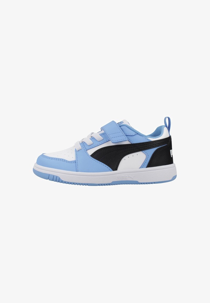 Lage sneaker in wit, lichtblauw en zwart met veter- en klittenbandsluiting, rubberen zool en gevoerde kraag voor comfort.
