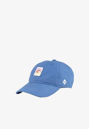 Blaue Baseballkappe mit einem kleinen Aufnäher, der einen Strandsonnenschirm und die Sonne zeigt, beschriftet mit "DOLCE VITA" und einem kleinen weißen geometrischen Logo an der Seite.