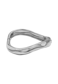 Anello in acciaio inox lucido con una forma fluida e curvilinea. Superficie liscia, riflettente e design senza soluzione di continuità.