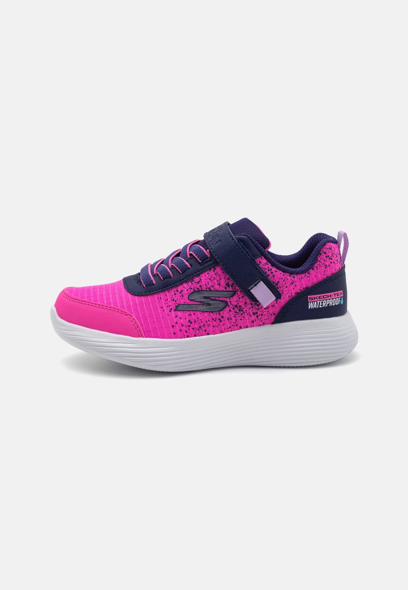 Sneaker imperméable rose et marine avec un dessus texturé, des lacets contrastants et une sangle pour un maintien sécurisé. Doté d'une semelle en caoutchouc blanche.
