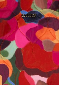 Kleurrijke stof met een geblokt patroon en overlappende vormen in tinten roze, rood, groen en paars; bevat een gouden logo.