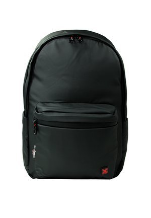 Sac à dos noir avec un grand compartiment principal, une poche avant zippée, des poches latérales et un petit logo rouge et noir sur la poche avant.