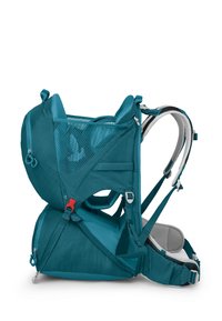 Mochila portabebés en color verde azulado con secciones de malla, correas ajustables y un cinturón de cintura acolchado. Presenta un broche rojo y bolsillos con cremallera.
