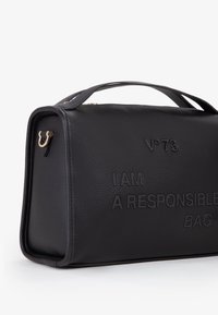 Zwarte leren tas met textuur, met een bovenhandvat, rechthoekige vorm, ingedrukte tekst en gouden hardware-accents.