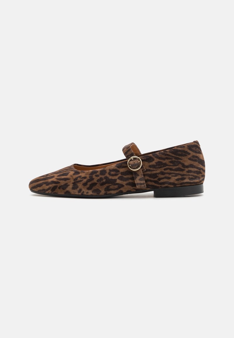 Scarpa piatta con stampa leopardata in suede marrone e nero, caratterizzata da una punta tonda e una fibbia decorativa in metallo. Tacco nero basso.