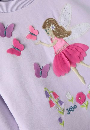 Lavendelfarbenes Sweatshirt mit einer gestickten Fee im roten Kleid, umgeben von bunten Schmetterlingen und Blumen, ausgestattet mit einem strukturierten Design.