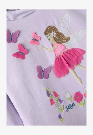 Lavendli sügisjacket, millel on tikkitud haldjas roosas kleidis, ümbritsetud värvilistest liblikatest ja lillest, koos tekstuuriga disainiga.