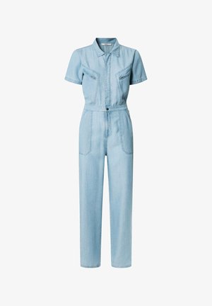 Salopette di denim azzurro chiaro con maniche corte, due tasche sul petto, apertura con bottoni e vita aderente. Gamba dritta con dettagli di cucitura minimi.