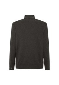 Mörkgrå stickad tröja med hög krage, långa ärmar och ribbade ärmslut. Har logodetail vid vänster ärm. Mjuk stickad struktur.